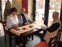 Wiedereröffnung der Filiale am Boizenburger Bahnhof (26.04.2006) Frau Melms mit altbekannten Gästen