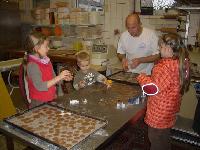 Adventsmarkt Banzin 2006, Kinder backen Plätzen zusammen mit Bäckermeister Robin Melms in der hauseigenen Backstube